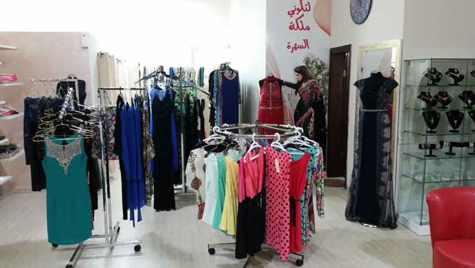 معروض محل ملابس نسائية للبيع
