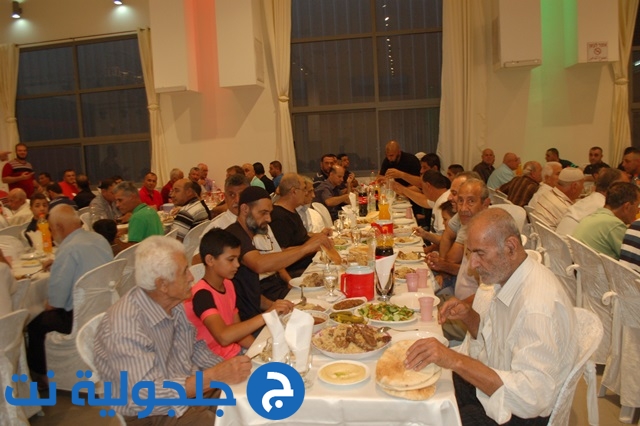بلدية الطيرة تُقيم مأدبة افطار رمضانيّة للمسنين 