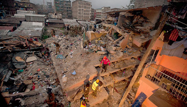 انهيار مبنى في كينيا وأعمال انتشال من تحت الأنقاض