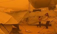 عاصفة رملية تضرب خيام النازحين في غزة وتفاقم معاناتهم