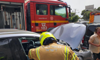 اصابة متوسطة وأخرى طفيفة بحادث طرق بين 4 سيارات وشاحنة في مدينة حيفا
