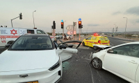 إصابة شخصين أحدهما بجراح متوسطة بحادث طرق ثلاثي على شارع 6 