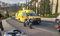 إصابة شاب بجراح خطيرة بعد اصطدام سيارة بدراجته النارية في حيفا