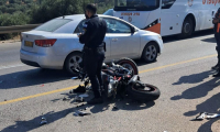 إصابة شابين بجراح خطيرة ومتوسطة بحادث دراجة نارية في ديرحنا
