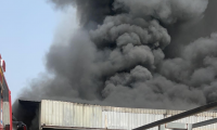 اندلاع حريق بمخزن في المنطقة الصناعية في اور عكيڤا
