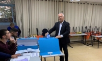 رئيس مجلس جلجولية يدلي بصوته ويناشد الاهالي بالخروج للتصويت