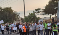 العشرات يغلقون شارع 444 احتجاجًا على قرار هدم بيوت عائلة ابو حجاج في الطيبة