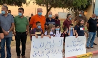 العشرات من سكان الطيبة يشاركون في وقفة احتجاجية للمطالبة بوقف الإغلاق بسبب الكورونا