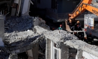 ارتفاع عدد قتلى زلزال تركيا إلى 35 شخصا وانتشال العشرات من تحت الأنقاض