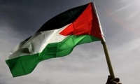 مضايقات الشرطة للمتظاهرين الذين يرفعون العلم الفلسطيني أمر غير قانوني