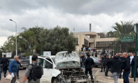 إصابة رجل بجراح خطيرة بانفجار سيارة في مدينة الطيرة