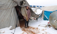 البرد القارس يتسبب بوفاة رضيعتين بمخيمات النازحين شمال غربي سوريا