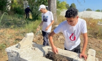 مشاركة واسعة في اليوم التطوعي لتنظيف مقبرة القسام