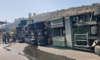  انقلاب شاحنة محملة بالسولار قرب حيفا واصابة السائق