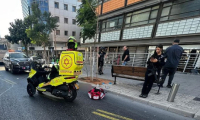 إصابة رجل (50 عامًا) بجراح خطيرة بعد تعرضه للدهس من قبل حافلة في تل أبيب