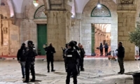 اصابة العشرات بعد اقتحام الشرطة للمسجد الاقصى لإخلائه من المتواجدين