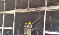 العديد من طواقم الإطفاء والانقاذ تعمل على اخماد حريق هائل اندلع داخل أحد المخازن في كفرقاسم