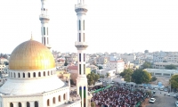اهالي جلجولية يؤدون صلاة العيد في ساحة مسجد الروضة في جلجولية 