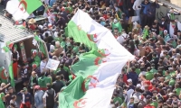 الجزائر.. آلاف المتظاهرين يطالبون برحيل الرئيس المؤقت