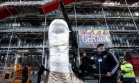نصب منحوتة الابهام للنحات الشهير سيزار في باريس