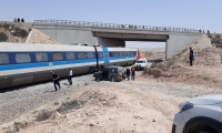 قطار يصطدم بجيب على سكة الحديد وقوع إصابات
