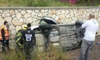 إنقاذ شخص بعد انقلاب سيارته في حادث طرق