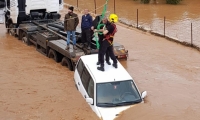 أمطار غزيرة وفيضانات وإنقاذ عالقين بالسيارات
