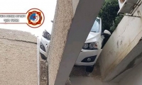 حادث طرق ذاتي يسفر عن تدهور سيارة وانقلابها في حيفا