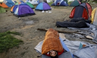 الشرطة اليونانية تخلي مخيما للاجئين قرب مقدونيا