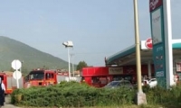 إندلاع النيران بثلاث مركبات داخل محطة وقود والشرطة تبعد المسافرين