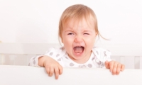 البكاء الزائد للطفل يؤدي لاضطرابات سلوكية ونفسية