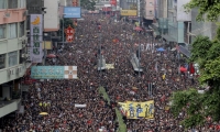 مظاهرة مليونية تطالب باستقالة الرئيسة في هونغ كونغ