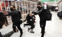 اعتقال 12 متظاهرا في هونغ كونغ ومطالب برحيل التجار الصينيين