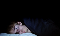 لماذا يصيبك الأرق حينما تغير مكان نومك المعتاد؟
