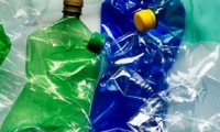 اكتشاف بكتيريا تتغذى على البلاستيك قد تنقذ العالم من أزمة القمامة