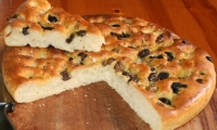 خبز الفوكاتشيا الإيطالي بالزيتون