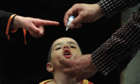  دعوة الأمهات في جلجولية لتطعيم أطفالهن ضد فيروس البوليو