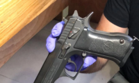 العثور على أربع قطع سلاح وأمشاط ذخيرة خلال نشاط للشرطة في قلنسوة