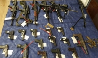 اعتقال 22 مشتبهًا بالتجارة بالاسلحة بعد زرع عميل شرطة سري بينهم