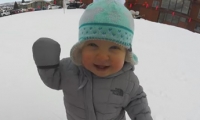 فيديو:طفلة عمرها 14 شهرا تتزحلق على الجليد