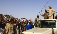 مظاهرات في السودان تطالب بسلطة مدنية ومخاوف من التفاف الجيش على الثورة