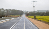 فرنسا تفتتح أول طريق بالطاقة الشمسية في العالم