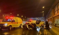 مصرع رجل بحادث طرق تخلله إنقلاب سيارة تحت جسر في تل أبيب