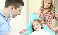 في أي سنّ على الطّفل زيارة طبيب الأسنان للمرّة الأولى؟