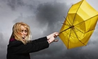 ابتكار مظلة جديدة لا تنطوي في العواصف وتحافظ على جفافها