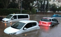 فيضانات ومياه السيول الامطار تجرف سيارات في رعنانا