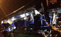 15 اصابة بين قتيل وجريح في حادث طرق بين حافلة وشاحنة