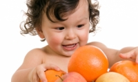أهم الأطعمة التى تقوى عظام الطفل وتزيد مناعته