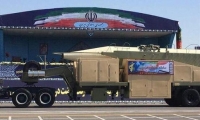 إيران تتحدى مجلس الأمن وتعرض صاروخا بالستيا برؤوس نووية