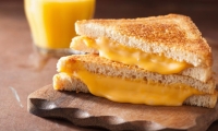 الجبنة الكريمي والشيدر تزيد خطر سرطان الثدي